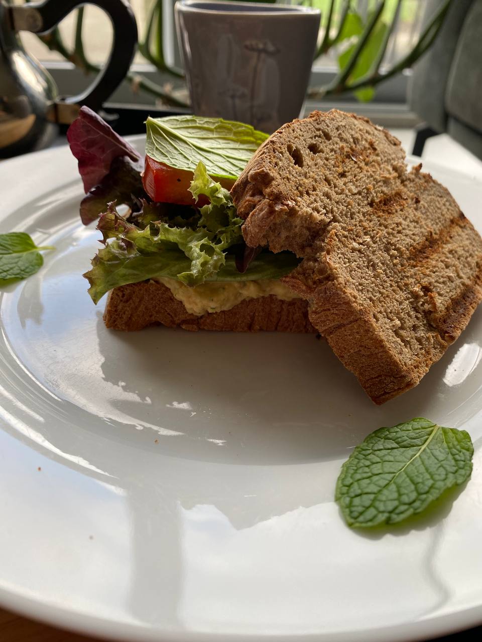 Krokante Toast met Pikante Humus