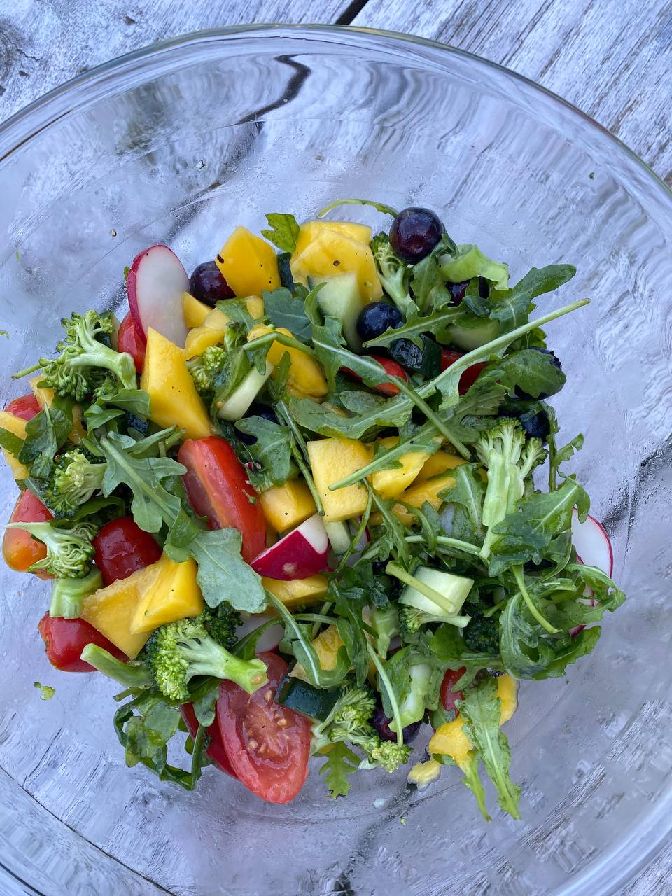 Mango-Rucola Salade met Blauwe Bessen
