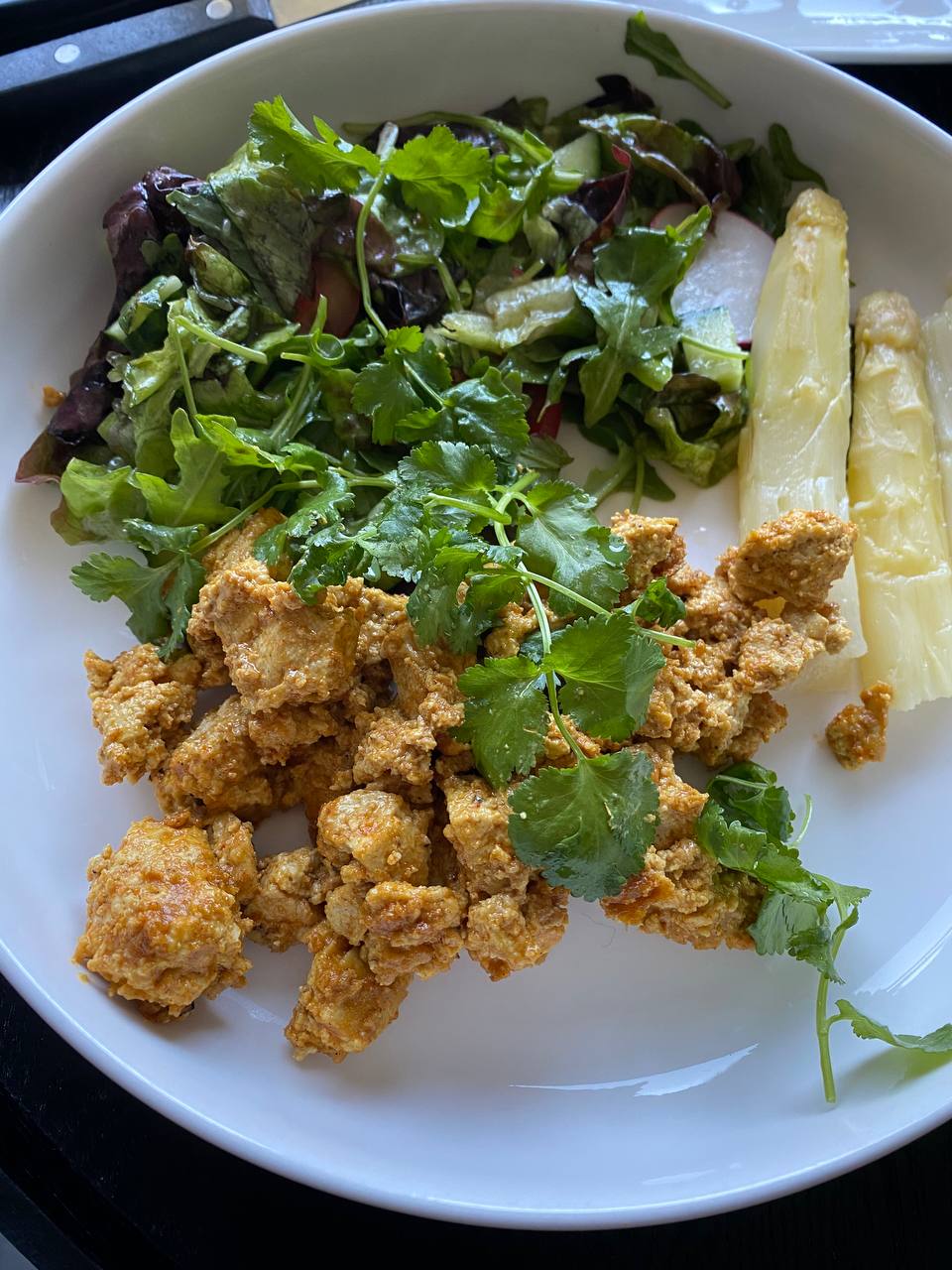 Scrumbled Tahini Tofu met Salade 