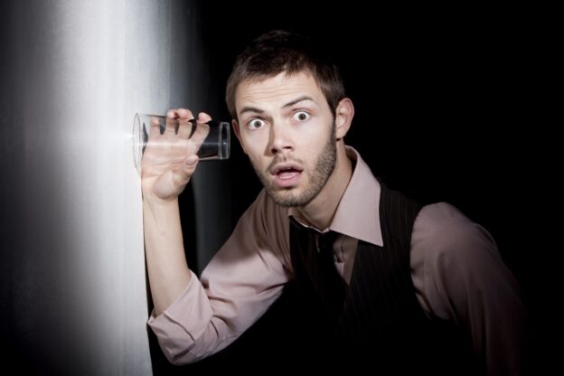 Mania Persecuției - Simptome, Cauze și Cum Putem Ajuta