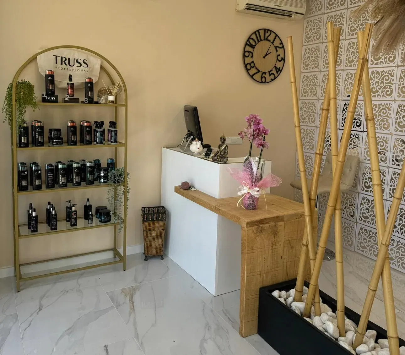 Interior del salón Emma Hair & Beauty en Málaga.