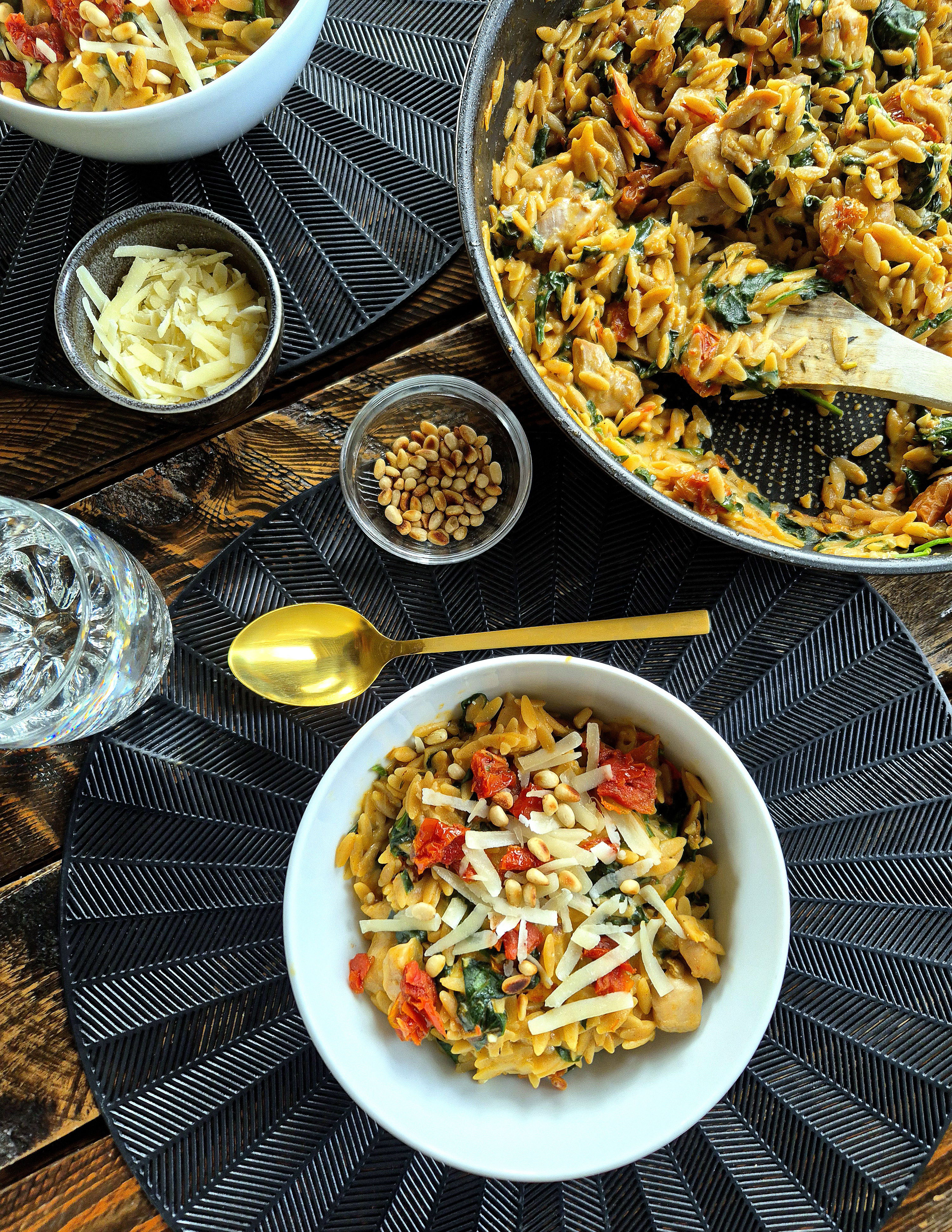 Orzo met kip, spinazie en zongedroogde tomaten