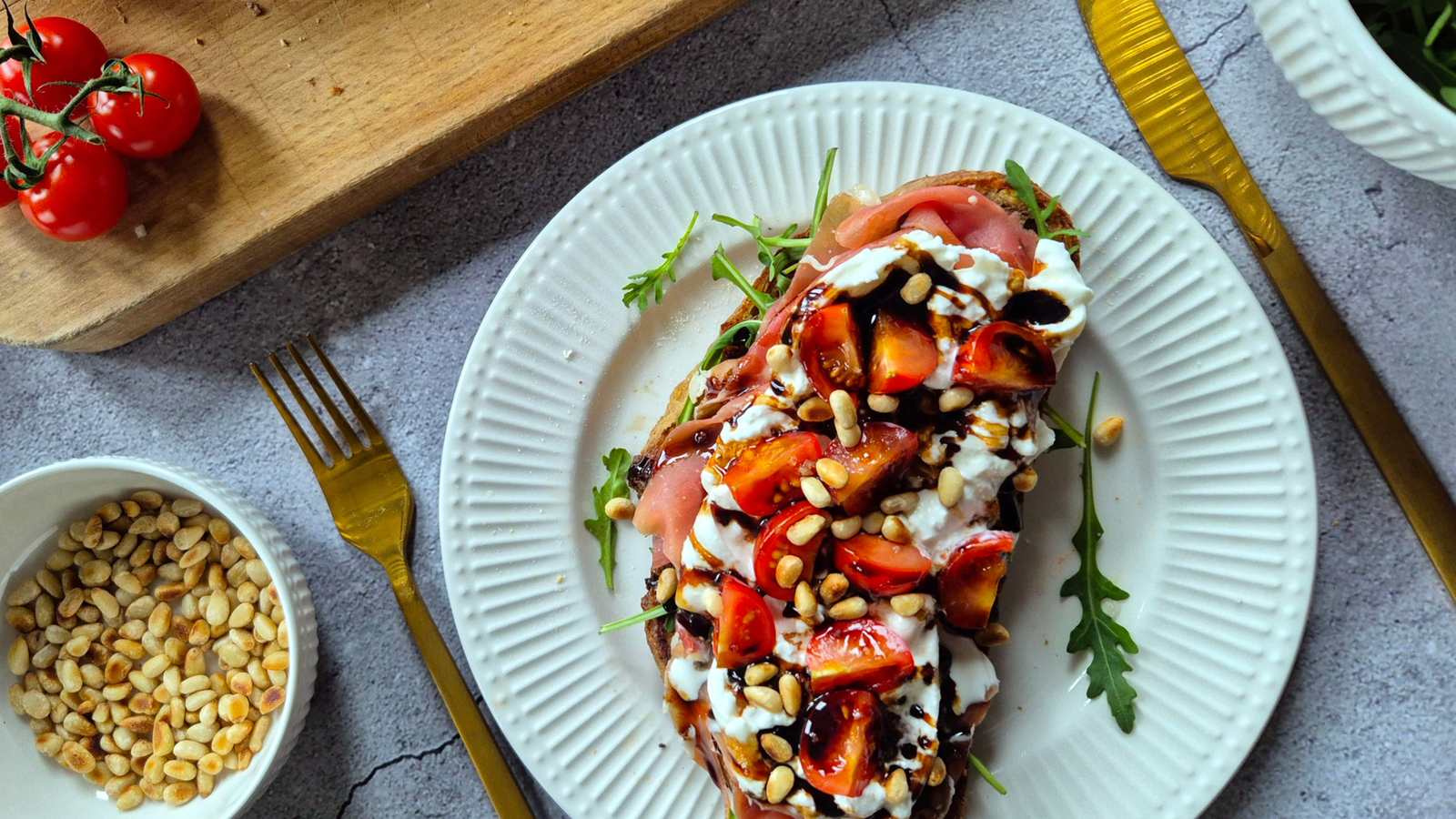 Zuurdesembrood met serranoham en burrata