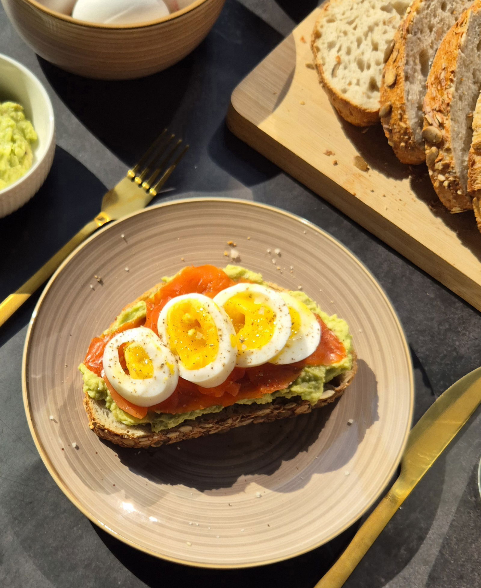 Zuurdesembrood met avocado, zalm en ei