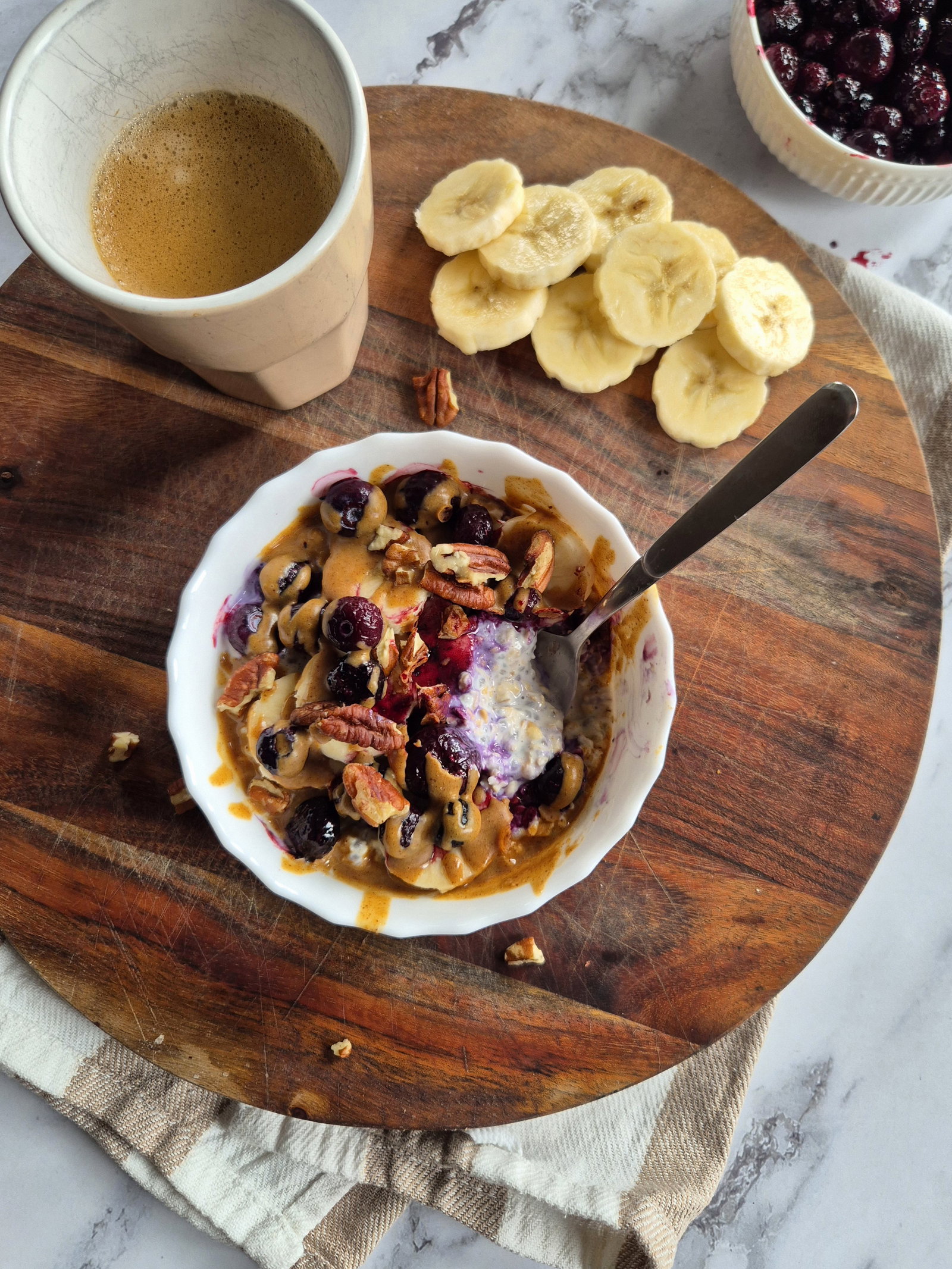 Overnight oats met banaan en blauwe bessen