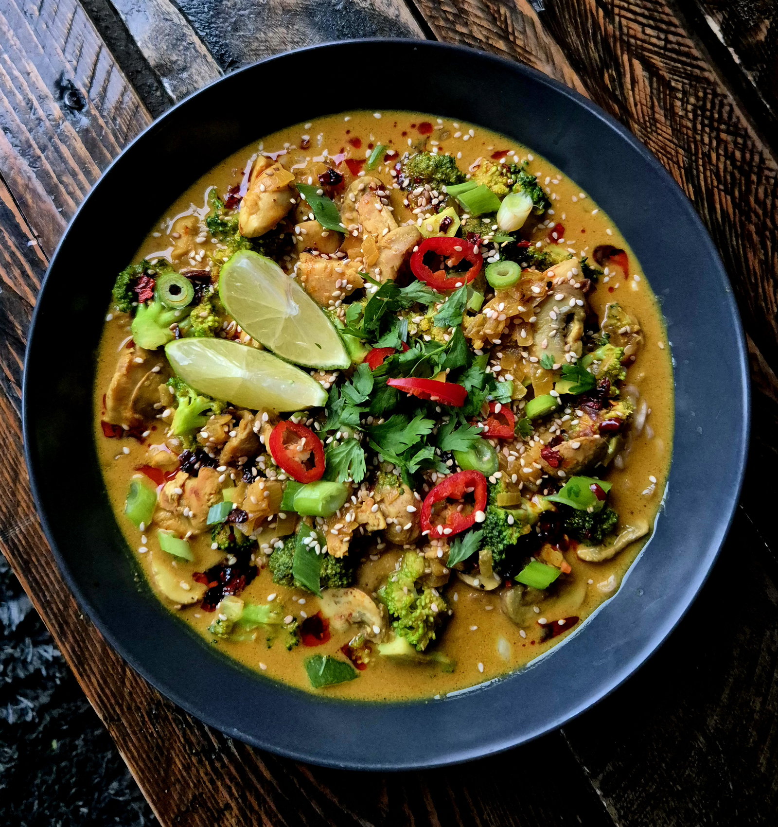 Noodle soep met rode curry pasta en kip