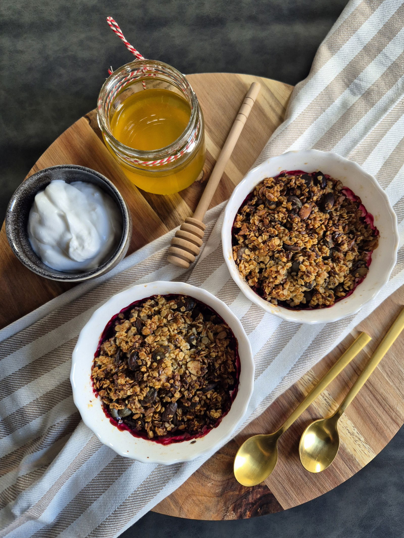 Fruitcrumble met kokosyoghurt